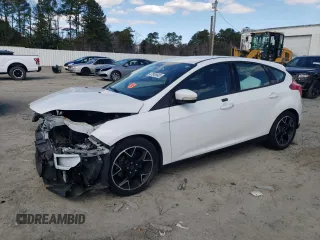 2014 Ford Focus SE z VIN 1FADP3K27EL339346, wystawiony jako Copart lot #47045945 z przebiegiem 94 166 mil mil oraz Szkody całkowita. Historia ofert i sprzedaży dostępna na DreamBid. Obrazek 1.
