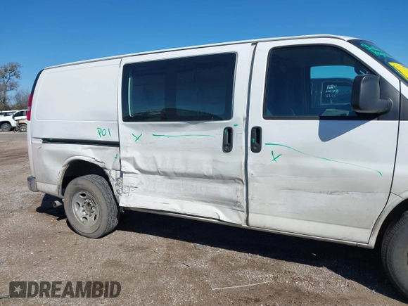2021 GMC Savana Cargo Van with VIN 1GTW7AF73M1305847, listed as a IAAI auction lot 41728591 with 124,154 mi miles. Bid and sale history available at carsss.com. Image 6.