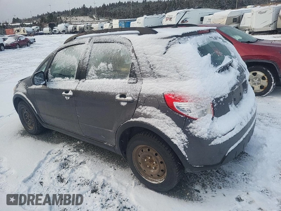 2013 Suzuki SX4 z VIN JS2YA5A34D6100052, wystawiony jako Copart lot #85862654 z przebiegiem 105 114 mil mil oraz Tytuł czysty. Historia ofert i sprzedaży dostępna na DreamBid. Obrazek 2.