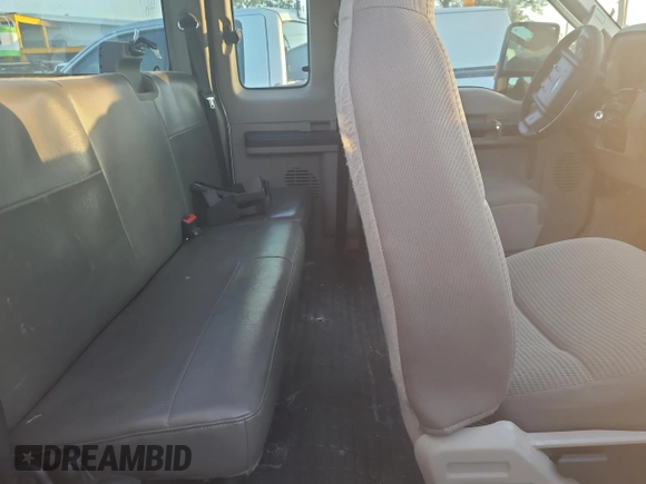 2010 Ford F-250 XL z VIN 1FTSX2B51AEA77375, wystawiony jako Copart lot #44066945 z przebiegiem 128 913 mil mil oraz Tytuł czysty. Historia ofert i sprzedaży dostępna na DreamBid. Obrazek 6.