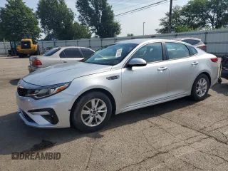 2019 Kia Optima LX z VIN 5XXGT4L33KG275768, wystawiony jako Copart lot #62613005 z przebiegiem 115 065 mil mil oraz Czysty tytuł • Clean title. Historia ofert i sprzedaży dostępna na DreamBid. Obrazek 1.