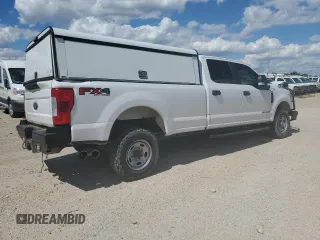 2018 Ford F-250 XL z VIN 1FT7W2BTXJEC94835, wystawiony jako Copart lot #56362375 z przebiegiem 141 628 mil mil oraz Czysty tytuł • Clean title. Historia ofert i sprzedaży dostępna na DreamBid. Obrazek 3.