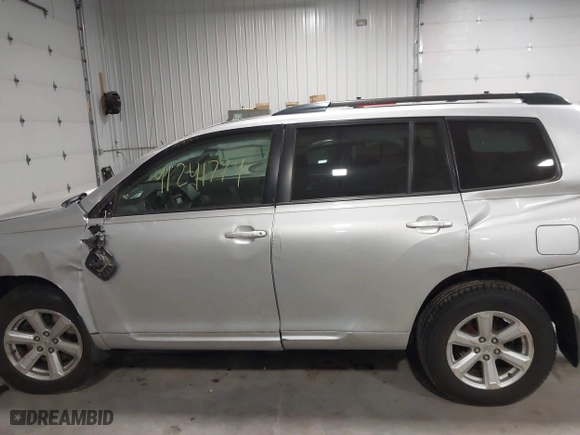 2009 Toyota Highlander with VIN JTEES41A292136643, listed as a IAAI auction lot 41241774 with 165,970 mi miles. Bid and sale history available at carsss.com. Image 14.
