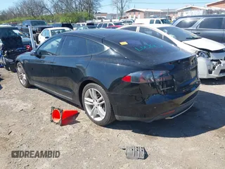 2015 Tesla Model S 85D z VIN 5YJSA1E24FF114180, wystawiony jako IAAI lot #41832583 z przebiegiem 152 008 mil mil oraz . Historia ofert i sprzedaży dostępna na DreamBid. Obrazek 3.