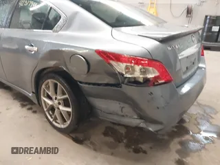 2011 Nissan Maxima SV z VIN 1N4AA5AP8BC849956, wystawiony jako IAAI lot #42317906 z przebiegiem 258 534 mil mil oraz . Historia ofert i sprzedaży dostępna na DreamBid. Obrazek 6.