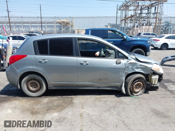 2009 Nissan Versa S с VIN 3N1BC13E99L453758, выставлен на аукционе IAAI как лот 42343658 с пробегом 218 825 миль миль и . История ставок и продаж доступна на DreamBid. Изображение 14.