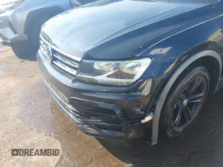 2019 Volkswagen Tiguan SE z VIN 3VV3B7AX3KM135261, wystawiony jako IAAI lot #42600904 z przebiegiem 62 026 mil mil oraz . Historia ofert i sprzedaży dostępna na DreamBid. Obrazek 6.