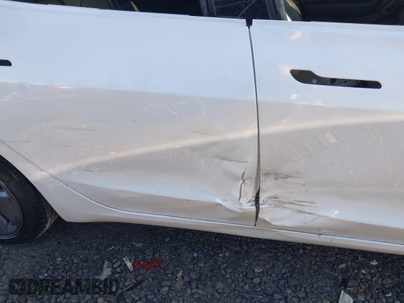 2023 Tesla Model 3 z VIN 5YJ3E1EA0PF611244, wystawiony jako IAAI lot #41455102 z przebiegiem 21 867 mil mil oraz . Historia ofert i sprzedaży dostępna na DreamBid. Obrazek 6.
