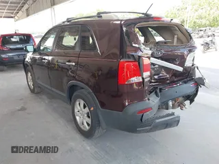 2012 Kia Sorento LX z VIN 5XYKT4A6XCG218424, wystawiony jako IAAI lot #42351646 z przebiegiem 185 016 mil mil oraz . Historia ofert i sprzedaży dostępna na DreamBid. Obrazek 3.