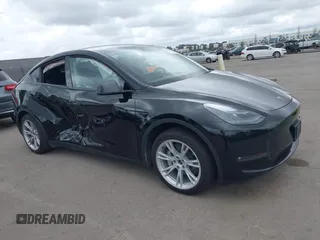2024 Tesla Model Y Long Range z VIN 7SAYGAEE1RF085988, wystawiony jako IAAI lot #42068933 z przebiegiem 62 181 mil mil oraz . Historia ofert i sprzedaży dostępna na DreamBid. Obrazek 1.