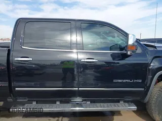 2015 GMC Sierra 2500HD Denali z VIN 1GT120E86FF667058, wystawiony jako IAAI lot #42212058 z przebiegiem 104 069 mil mil oraz . Historia ofert i sprzedaży dostępna na DreamBid. Obrazek 13.