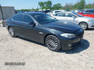 2013 BMW 5 Series 535i xDrive z VIN WBAFU7C55DDU66775, wystawiony jako IAAI lot #42624788 z przebiegiem 155 868 mil mil oraz . Historia ofert i sprzedaży dostępna na DreamBid. Obrazek 1.