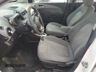 2013 Chevrolet Sonic LS z VIN 1G1JA6SHXD4228652, wystawiony jako Copart lot #48116655 z przebiegiem 170 306 mil mil oraz Szkoda całkowita • Salvage title. Historia ofert i sprzedaży dostępna na DreamBid. Obrazek 7.