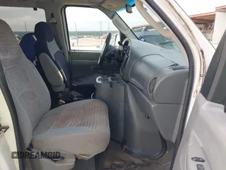 2003 Ford Econoline Passenger XL with VIN 1FDSS31L13HB83911, listed as a IAAI auction lot 42213376 with 236,989 mi miles. Bid and sale history available at carsss.com. Image 5.