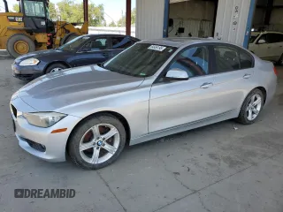 2013 BMW 3 Series 328i xDrive z VIN WBA3B5C51DF595100, wystawiony jako Copart lot #64659195 z przebiegiem Nie podano mil oraz Czysty tytuł • Clean title. Historia ofert i sprzedaży dostępna na DreamBid. Obrazek 1.