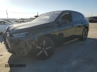 2024 BMW iX xDrive50 z VIN WB523CF08RCR85731, wystawiony jako Copart lot #46233855 z przebiegiem 11 315 mil mil oraz Szkody całkowita. Historia ofert i sprzedaży dostępna na DreamBid. Obrazek 1.