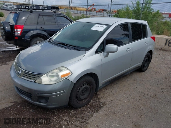 2009 Nissan Versa S z VIN 3N1BC13E39L368169, wystawiony jako IAAI lot #42465712 z przebiegiem 208 652 mil mil oraz . Historia ofert i sprzedaży dostępna na DreamBid. Obrazek 2.