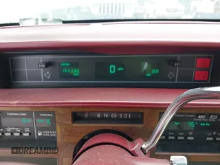 1988 Cadillac DeVille z VIN 1G6CD1156J4269375, wystawiony jako IAAI lot #42203004 z przebiegiem 154 782 mil mil oraz . Historia ofert i sprzedaży dostępna na DreamBid. Obrazek 7.