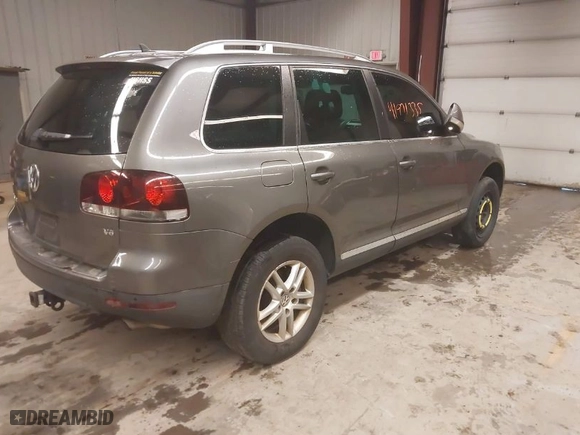 2009 Volkswagen Touareg 2 VR6 with VIN WVGBE77L69D002162, listed as a IAAI auction lot 41971335 with 188,562 mi miles. Bid and sale history available at carsss.com. Image 4.