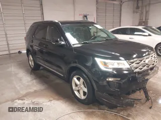 2018 Ford Explorer XLT z VIN 1FM5K7D86JGB77438, wystawiony jako IAAI lot #41352772 z przebiegiem 67 706 mil mil oraz . Historia ofert i sprzedaży dostępna na DreamBid. Obrazek 1.