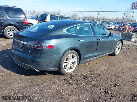 2013 Tesla Model S with VIN 5YJSA1CN7DFP26335, listed as a IAAI auction lot 41529752 with 247,789 mi miles. Bid and sale history available at carsss.com. Image 4.