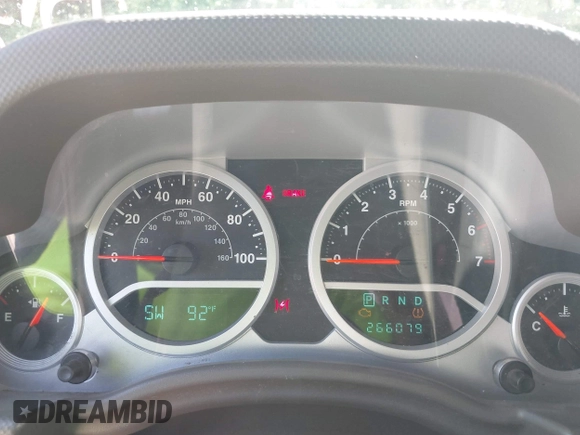 2010 Jeep Wrangler Sahara z VIN 1J4AA5D16AL110711, wystawiony jako IAAI lot #42751095 z przebiegiem 266 079 mil mil oraz . Historia ofert i sprzedaży dostępna na DreamBid. Obrazek 7.