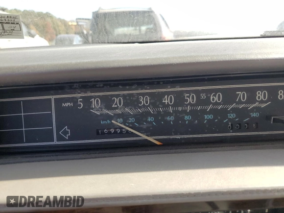 1990 Cadillac DeVille z VIN 1G6CD1339L4358825, wystawiony jako Copart lot #76901884 z przebiegiem 169 956 mil mil oraz Szkoda całkowita • Salvage title. Historia ofert i sprzedaży dostępna na DreamBid. Obrazek 9.