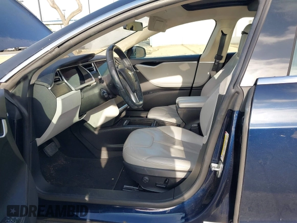 2014 Tesla Model S 60 z VIN 5YJSA1H11EFP30596, wystawiony jako IAAI lot #42235901 z przebiegiem 143 837 mil mil oraz . Historia ofert i sprzedaży dostępna na DreamBid. Obrazek 5.