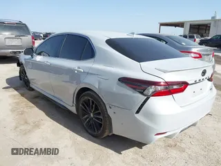 2023 Toyota Camry SE z VIN 4T1G11AK2PU128367, wystawiony jako IAAI lot #41699516 z przebiegiem 27 270 mil mil oraz . Historia ofert i sprzedaży dostępna na DreamBid. Obrazek 3.