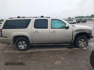 2010 Chevrolet Suburban LT z VIN 1GNUKJE32AR274468, wystawiony jako IAAI lot #42097027 z przebiegiem 257 180 mil mil oraz . Historia ofert i sprzedaży dostępna na DreamBid. Obrazek 13.
