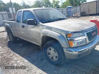 2005 GMC Canyon SLE Z71 with VIN 1GTDS196458115296, listed as a IAAI auction lot 42053344 with 290,209 mi miles. Bid and sale history available at carsss.com. Image 1.