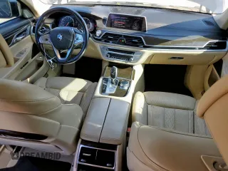 2016 BMW 7 Series 740i z VIN WBA7E2C55GG504304, wystawiony jako Copart lot #59251345 z przebiegiem 115 942 mil mil oraz Czysty tytuł • Clean title. Historia ofert i sprzedaży dostępna na DreamBid. Obrazek 8.
