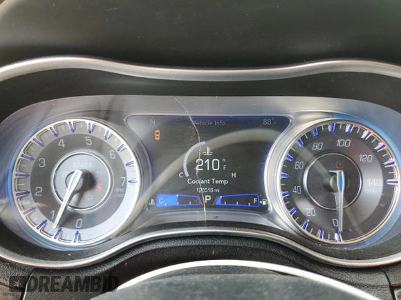 2019 Chrysler 300 Limited z VIN 2C3CCAEG1KH555560, wystawiony jako Copart lot #54662635 z przebiegiem 120 516 mil mil oraz Nie do naprawy • Non repairable. Historia ofert i sprzedaży dostępna na DreamBid. Obrazek 9.