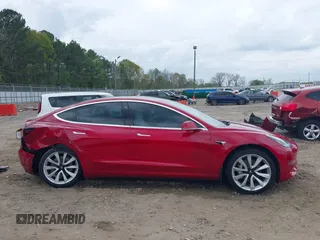 2019 Tesla Model 3 Mid Range z VIN 5YJ3E1EA7KF445040, wystawiony jako IAAI lot #41954956 z przebiegiem 68 004 mil mil oraz . Historia ofert i sprzedaży dostępna na DreamBid. Obrazek 13.