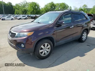 2012 Kia Sorento LX z VIN 5XYKTCA60CG305906, wystawiony jako Copart lot #58867915 z przebiegiem 121 769 mil mil oraz Czysty tytuł • Clean title. Historia ofert i sprzedaży dostępna na DreamBid. Obrazek 1.