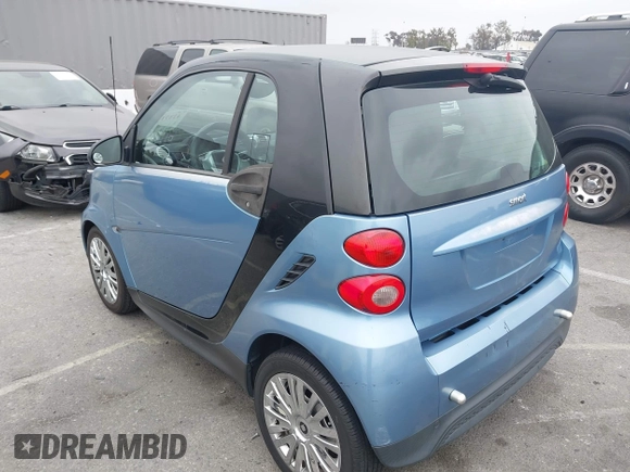 2013 Smart fortwo Pure z VIN WMEEJ3BA9DK645638, wystawiony jako IAAI lot #42371405 z przebiegiem 37 293 mil mil oraz . Historia ofert i sprzedaży dostępna na DreamBid. Obrazek 6.