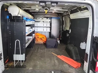 2017 Ford Transit z VIN 1FTYR1YM1HKB05586, wystawiony jako IAAI lot #42621311 z przebiegiem 110 277 mil mil oraz . Historia ofert i sprzedaży dostępna na DreamBid. Obrazek 12.