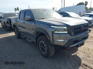 2023 Nissan Frontier Pro-4X z VIN 1N6ED1EK0PN670619, wystawiony jako IAAI lot #42044366 z przebiegiem 26 475 mil mil oraz . Historia ofert i sprzedaży dostępna na DreamBid. Obrazek 1.