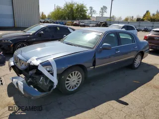 2005 Lincoln Town Car Signature z VIN 1LNHM81W25Y636545, wystawiony jako Copart lot #54044505 z przebiegiem 135 646 mil mil oraz Szkoda całkowita • Salvage title. Historia ofert i sprzedaży dostępna na DreamBid. Obrazek 1.