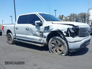 2023 Ford F-150 Lightning Pro z VIN 1FTVW1EL3PWG20829, wystawiony jako IAAI lot #42357162 z przebiegiem 52 553 mil mil oraz . Historia ofert i sprzedaży dostępna na DreamBid. Obrazek 6.