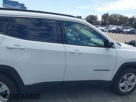 2023 Jeep Compass Latitude z VIN 3C4NJDBN1PT538478, wystawiony jako IAAI lot #41804312 z przebiegiem 14 228 mil mil oraz . Historia ofert i sprzedaży dostępna na DreamBid. Obrazek 14.