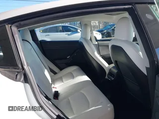 2022 Tesla Model 3 Long Range z VIN 5YJ3E1EB4NF331218, wystawiony jako IAAI lot #41827613 z przebiegiem 84 088 mil mil oraz . Historia ofert i sprzedaży dostępna na DreamBid. Obrazek 8.