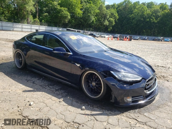 2013 Tesla Model S Performance с VIN 5YJSA1DP1DFP04055, выставлен на аукционе Copart как лот 57418615 с пробегом Не указан миль и Списание • Salvage title. История ставок и продаж доступна на DreamBid. Изображение 4.