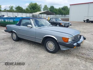 1984 Mercedes-Benz 380 SL z VIN WDBBA45A5EA014183, wystawiony jako IAAI lot #42456937 z przebiegiem 93 667 mil mil oraz . Historia ofert i sprzedaży dostępna na DreamBid. Obrazek 1.