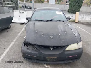 1994 Ford Mustang GT z VIN 1FALP42T0RF147393, wystawiony jako IAAI lot #42046032 z przebiegiem 184 504 mil mil oraz . Historia ofert i sprzedaży dostępna na DreamBid. Obrazek 13.