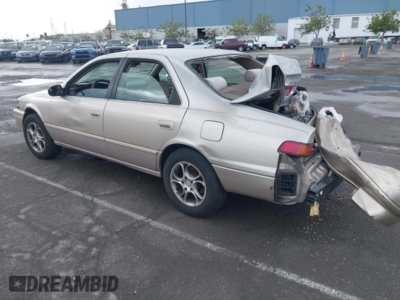 1997 Toyota Camry LE z VIN 4T1BF22K8VU916373, wystawiony jako IAAI lot #41915751 z przebiegiem 259 818 mil mil oraz . Historia ofert i sprzedaży dostępna na DreamBid. Obrazek 3.