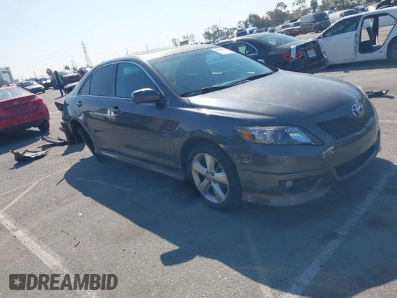 2011 Toyota Camry LE z VIN 4T1BF3EKXBU197608, wystawiony jako IAAI lot #41848207 z przebiegiem 131 676 mil mil oraz . Historia ofert i sprzedaży dostępna na DreamBid. Obrazek 1.