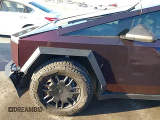2024 Tesla Cybertruck z VIN 7G2CEHED3RA021703, wystawiony jako IAAI lot #41392666 z przebiegiem 7 244 mil mil oraz . Historia ofert i sprzedaży dostępna na DreamBid. Obrazek 11.