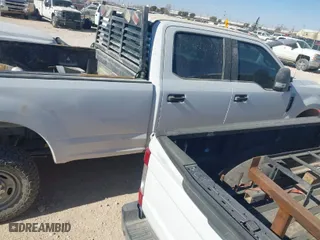 2019 Ford Super Duty F-250 SRW XL with VIN 1FT7W2B60KEF58768, listed as a IAAI auction lot 41710573 with 104,840 mi miles. Bid and sale history available at carsss.com. Image 13.