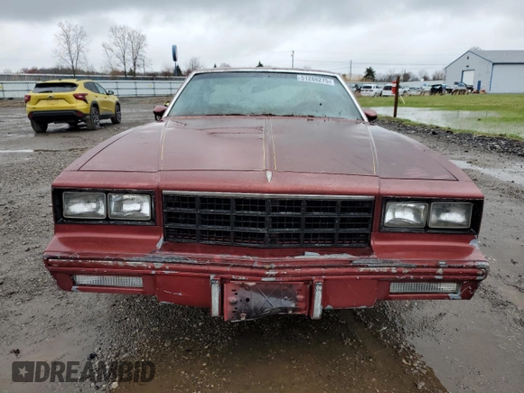 1981 Chevrolet Monte Carlo z VIN 1G1AZ37K7BB423127, wystawiony jako Copart lot #51288275 z przebiegiem 86 962 mil mil oraz Tytuł czysty. Historia ofert i sprzedaży dostępna na DreamBid. Obrazek 5.